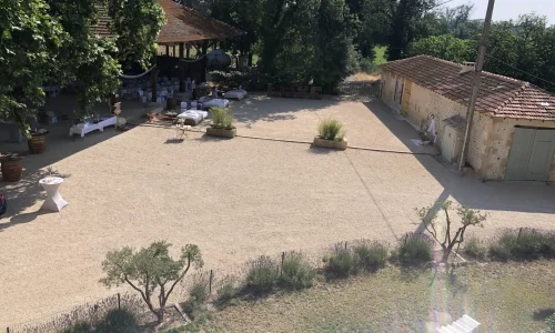 salle de récéption saint martin de crau vue sur l'exterieur côté salle